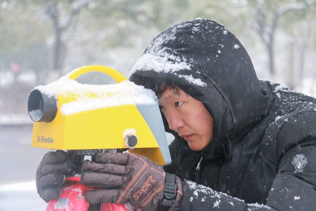 2018年1月27日，工程技術(shù)人員在雪中開展測量作業(yè)。