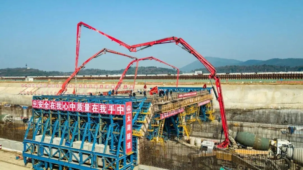 2019年1月18日，太湖隧道主體結(jié)構(gòu)頂板完成首次澆筑，隧道完整的主體結(jié)構(gòu)框架顯現(xiàn)出來。