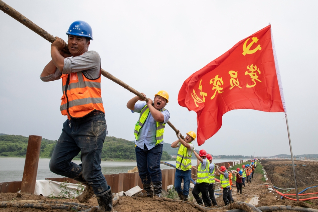 2019年6月21日，蘇錫常太湖隧道工地架設(shè)萬伏電纜，黨員突擊隊在施工現(xiàn)場。