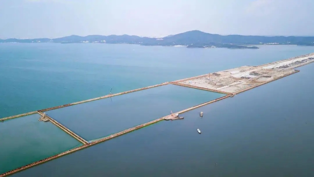 2020年10月3日，隨著最后一根鋼板樁插打至湖底，太湖隧道圍堰順利合龍。歷時2年7個月，馬山段與南泉段在湖中無縫對接，成功實現(xiàn)第一次“牽手”。