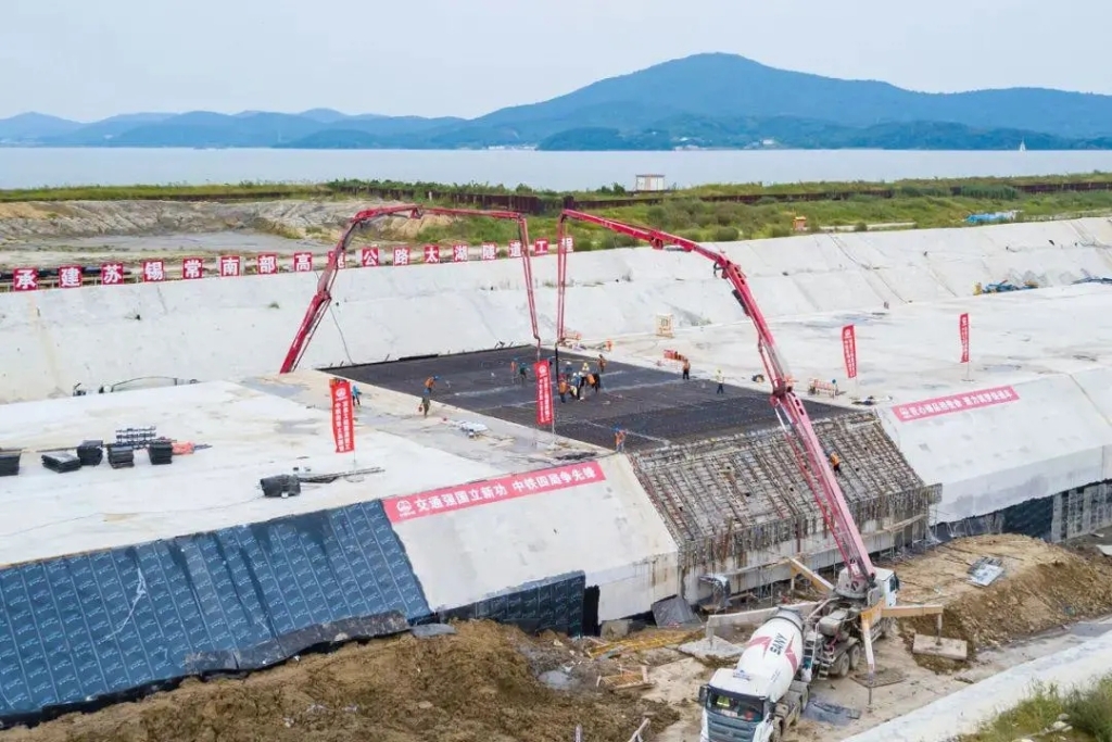 2021年9月5日，中鐵四局施工的太湖隧道南泉段主體工程全部完工。與此同時，南泉段施工轉(zhuǎn)入調(diào)平層、防撞側(cè)石等附屬工程施工階段，為下一步隧道早日通車打下堅實基礎(chǔ)。