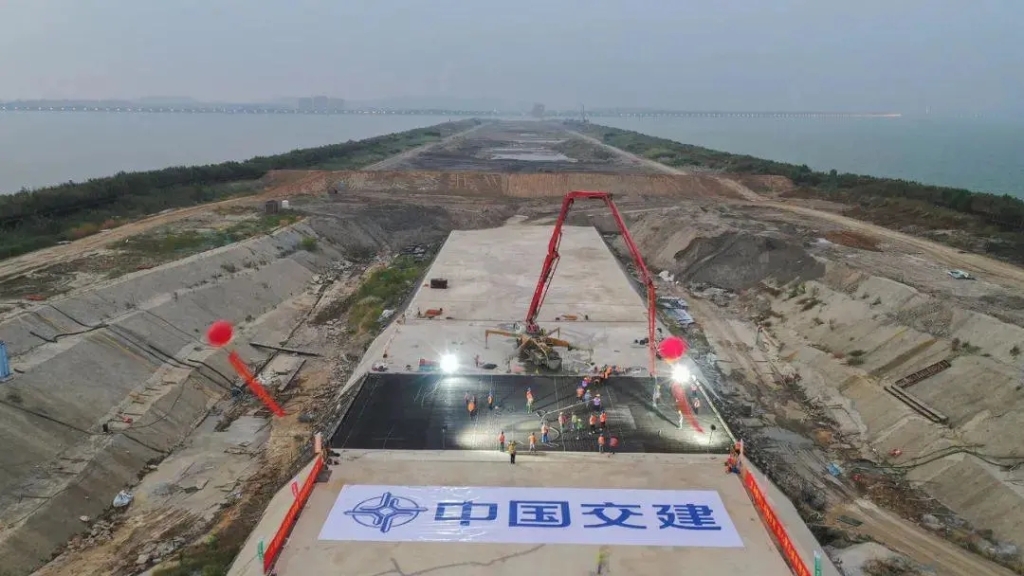 2021年10月9日，太湖隧道所有主體結(jié)構(gòu)施工全部完成，隧道實現(xiàn)全封閉。