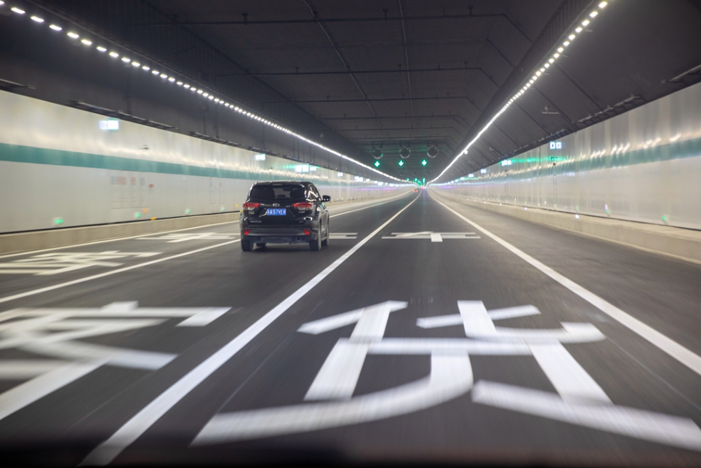 2021年12月30日，車輛在蘇錫常南部高速公路太湖隧道內(nèi)行駛。
